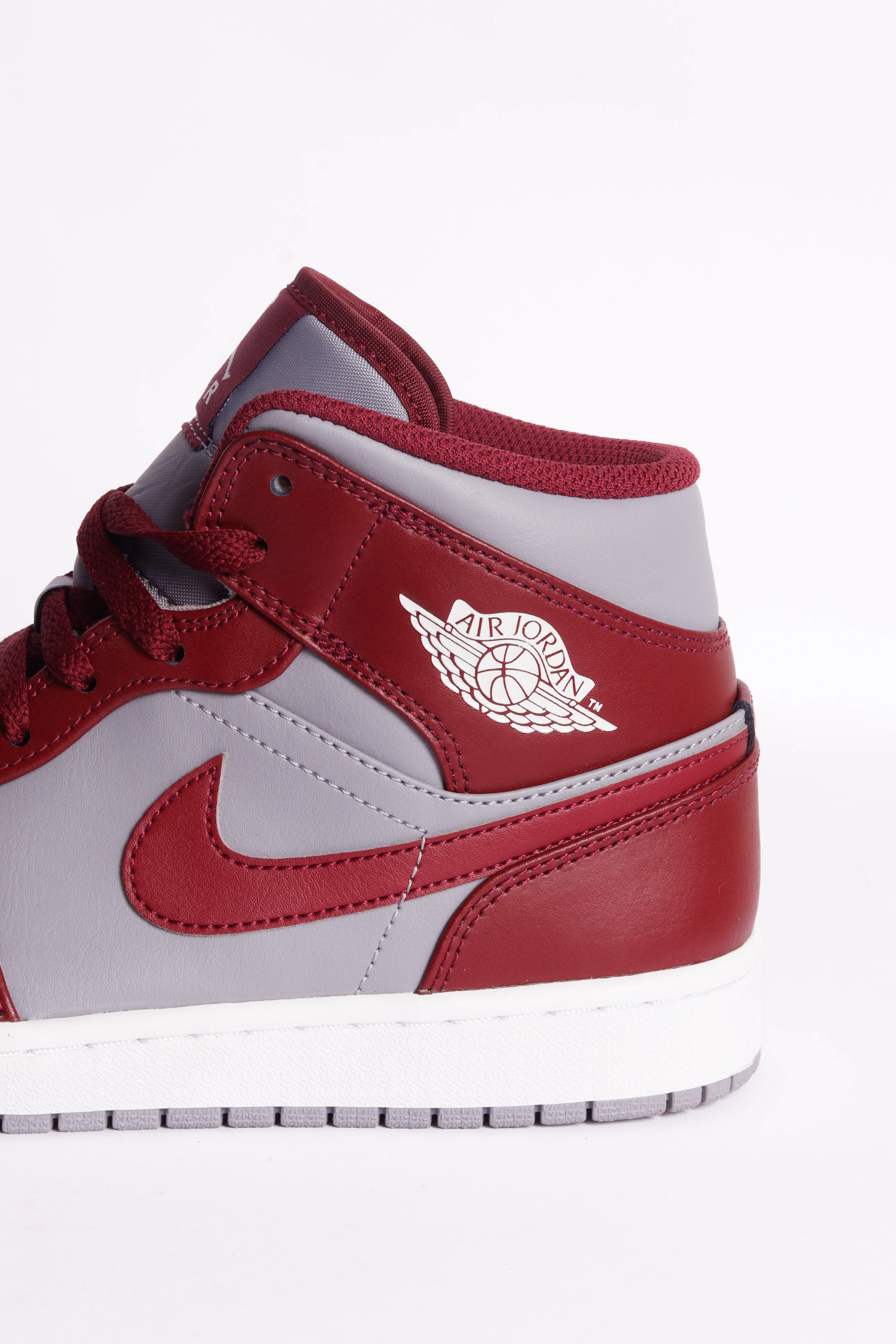 Nike Air Jordan 1 Mid 'Cherrywood Red' (2022)