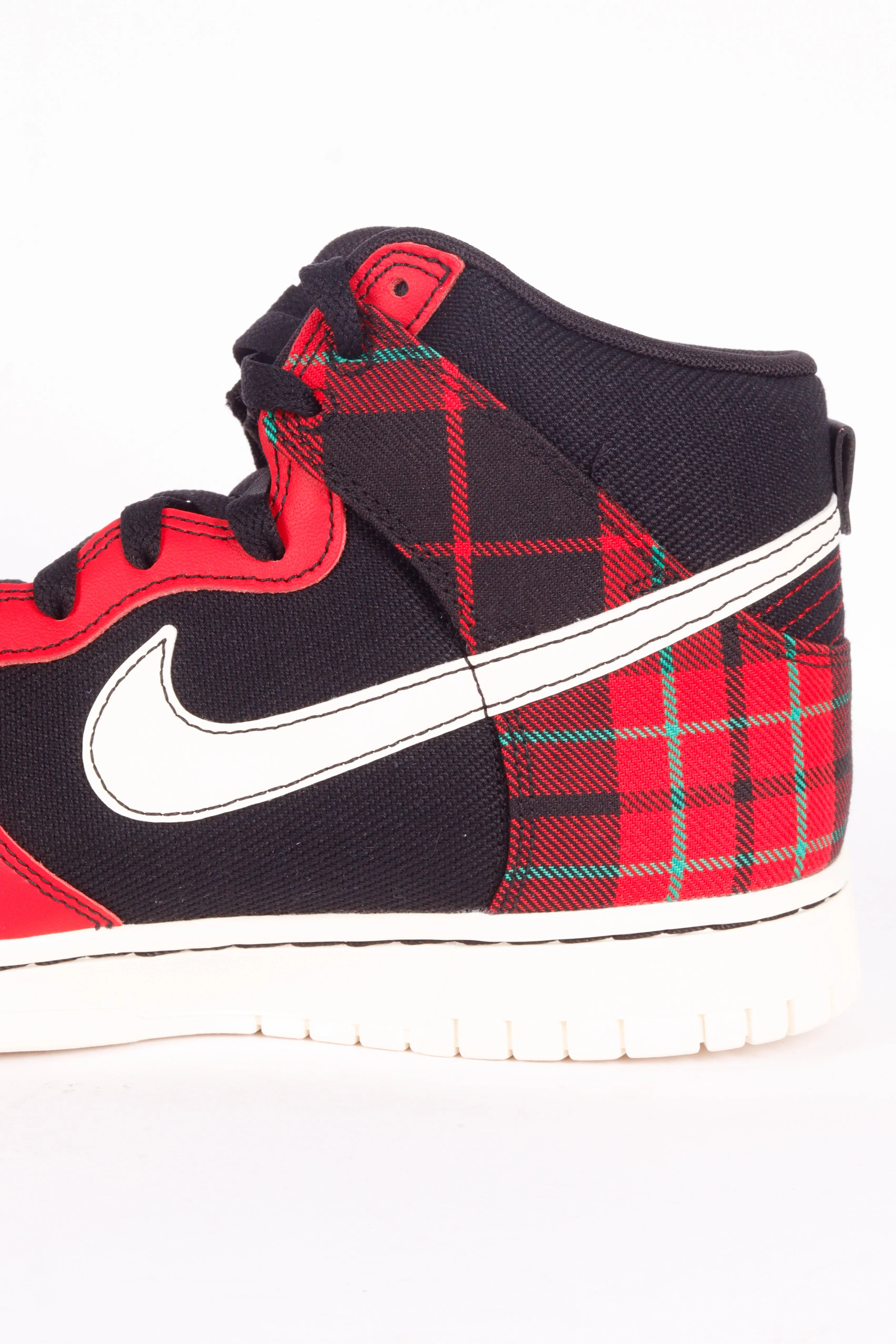 Nike Dunk High SE 'Tartan Plaid Black University Red' (2023)