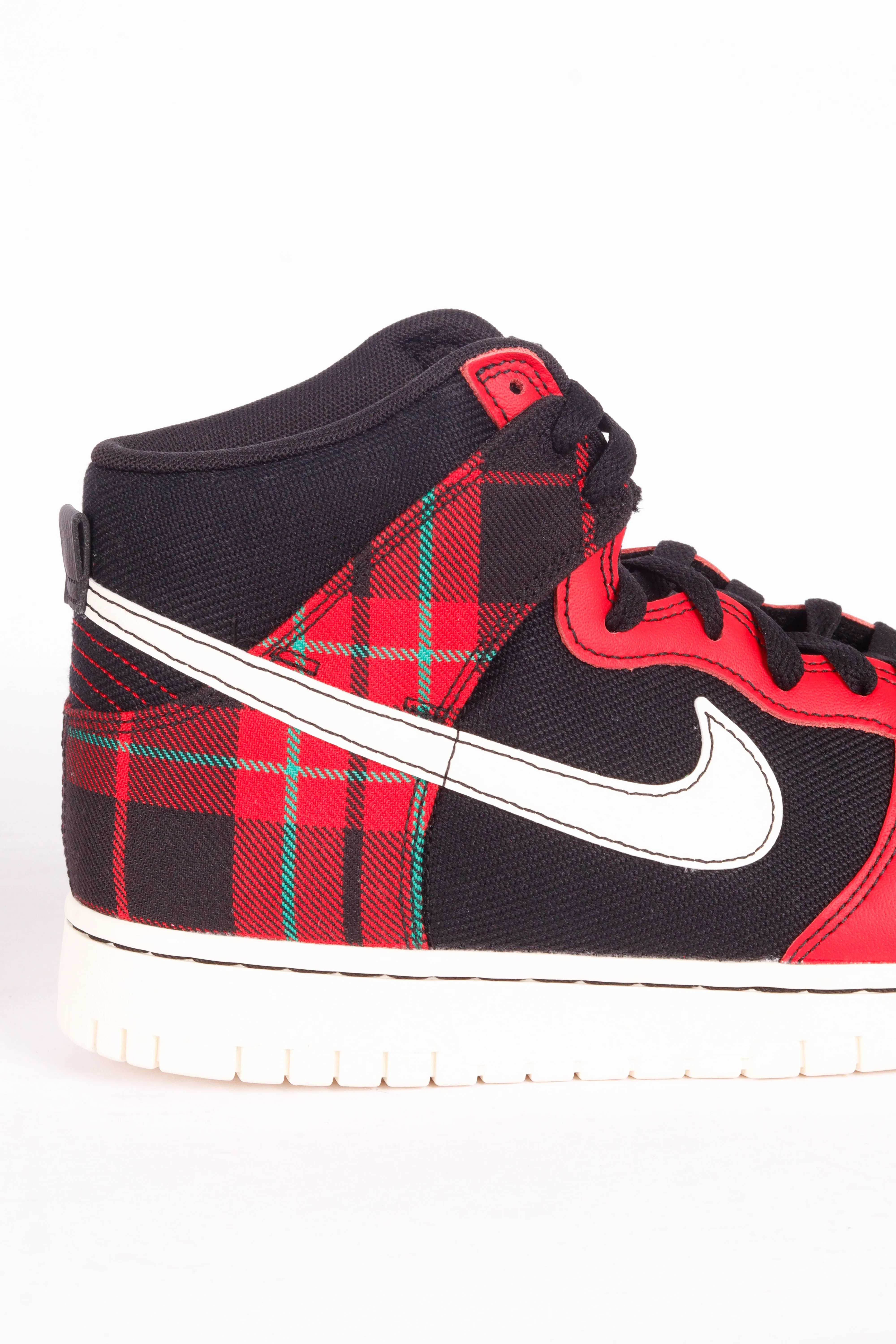 Nike Dunk High SE 'Tartan Plaid Black University Red' (2023)